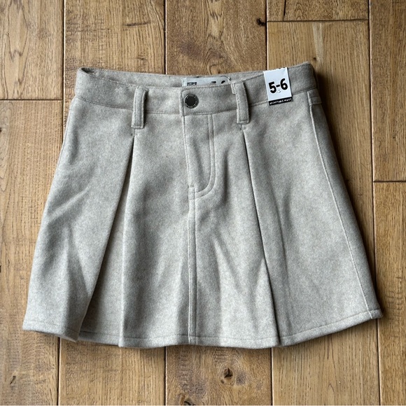NEW Cotton On Kids Brooklyn Box Pleat Skirt Dark Vanilla size 5-6 - Picture 1 of 6